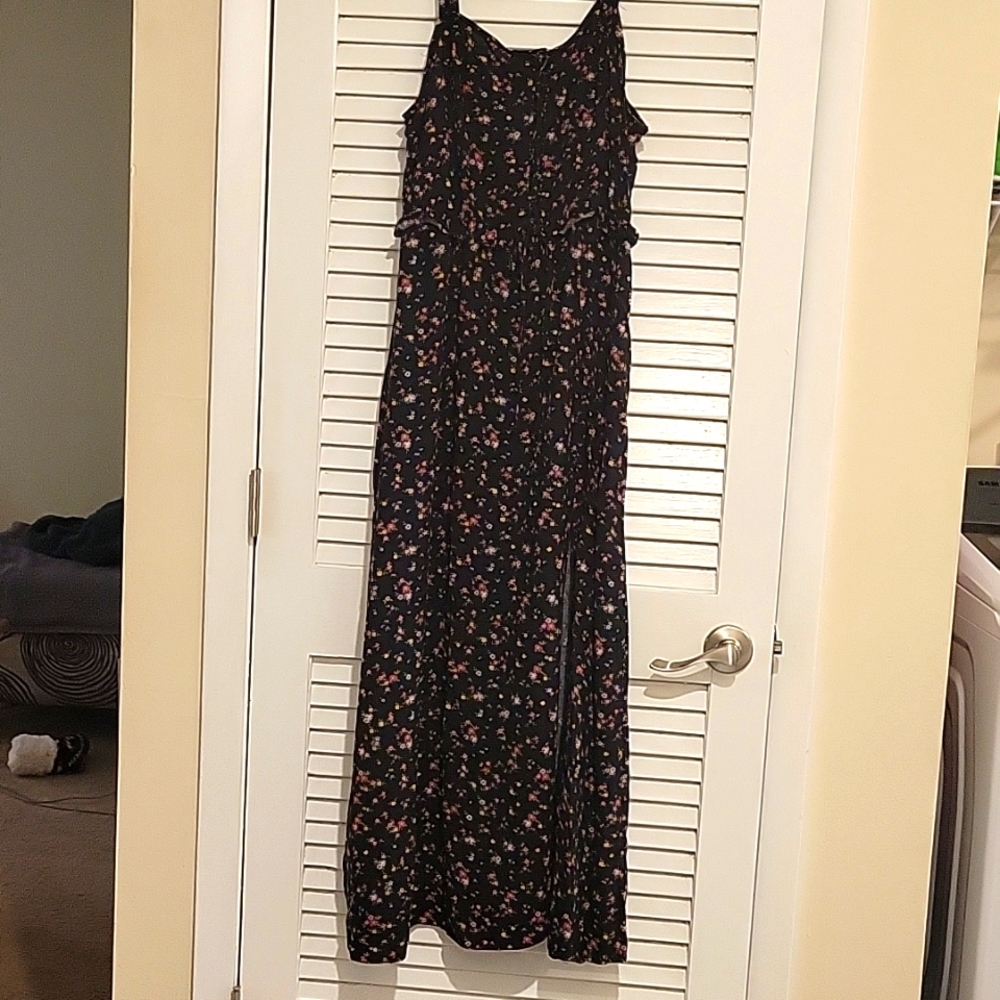 NWOT Floral maxi dress w drawstring belt and slit on side. Sz M